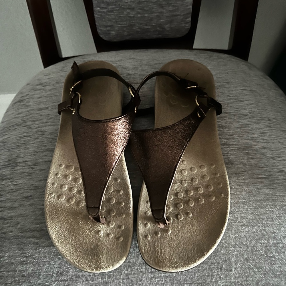 Vionic Kirra bronze sandals